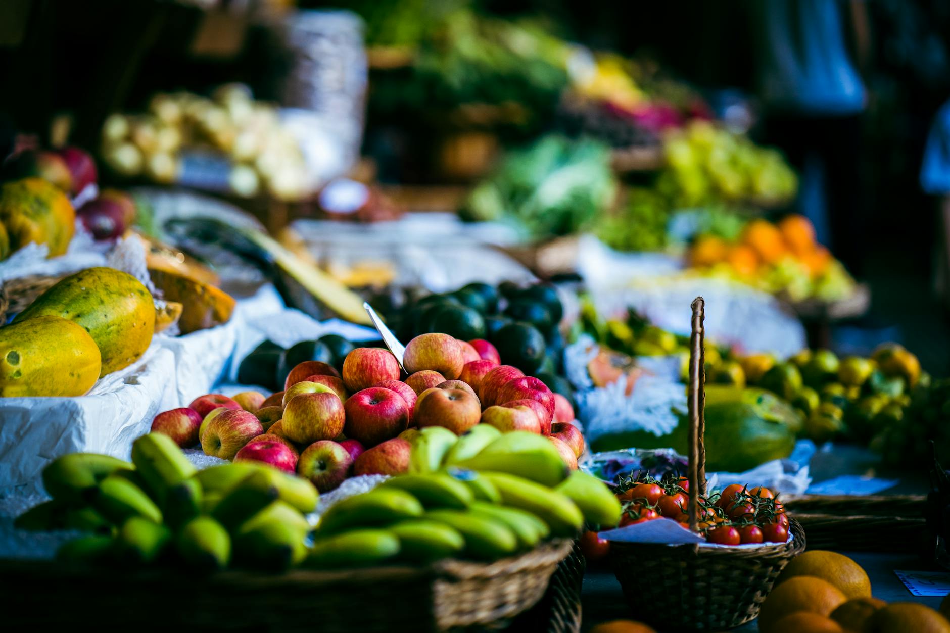 Frutas frescas y coloridas en la frutería Frutas Elche